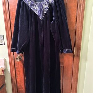 ANNE LESLIE PLUS VTG  Navy Embroidered zip front  Pajama Gown. No size tag